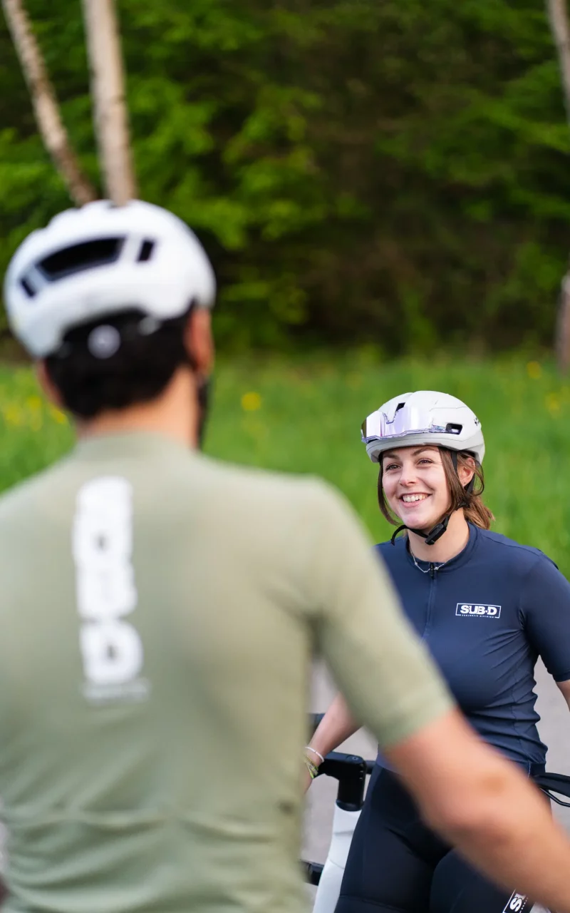 Cyclistes en maillot Subjectiv Division, photographie sportswear