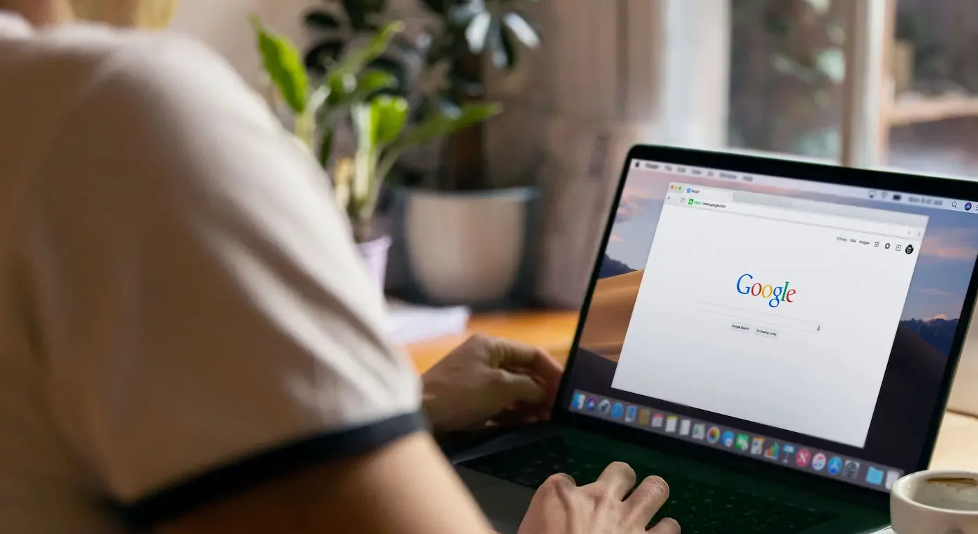Recherche Google sur ordinateur portable, référencement local en Suisse