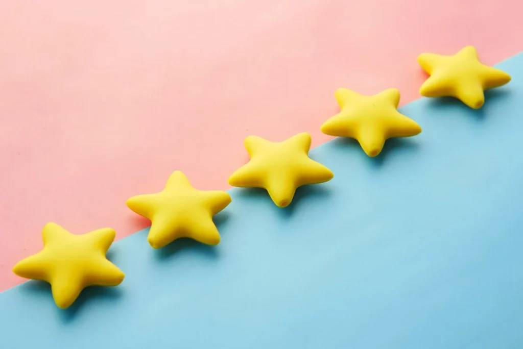 Rangée d'étoiles symbolisant les avis clients cinq étoiles